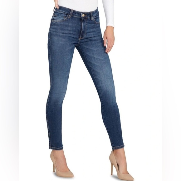 Guess
Shape Up Straight Jeans in The Atmosphere - Picture 1 of 4